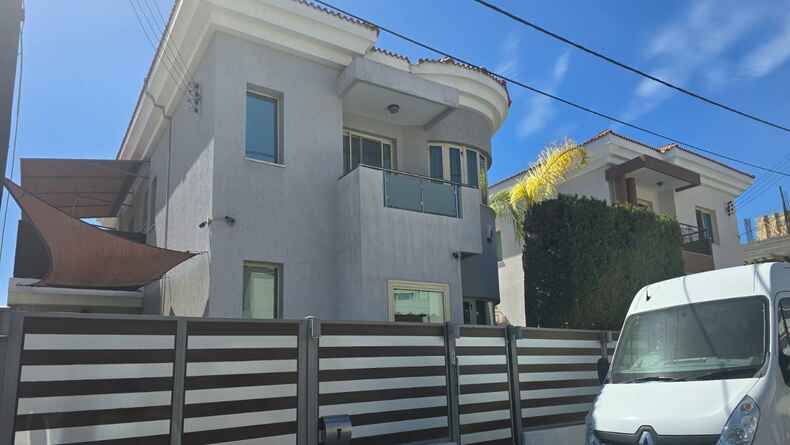 4 Bedrooms House / Villa in Agios Athanasios, Limassol